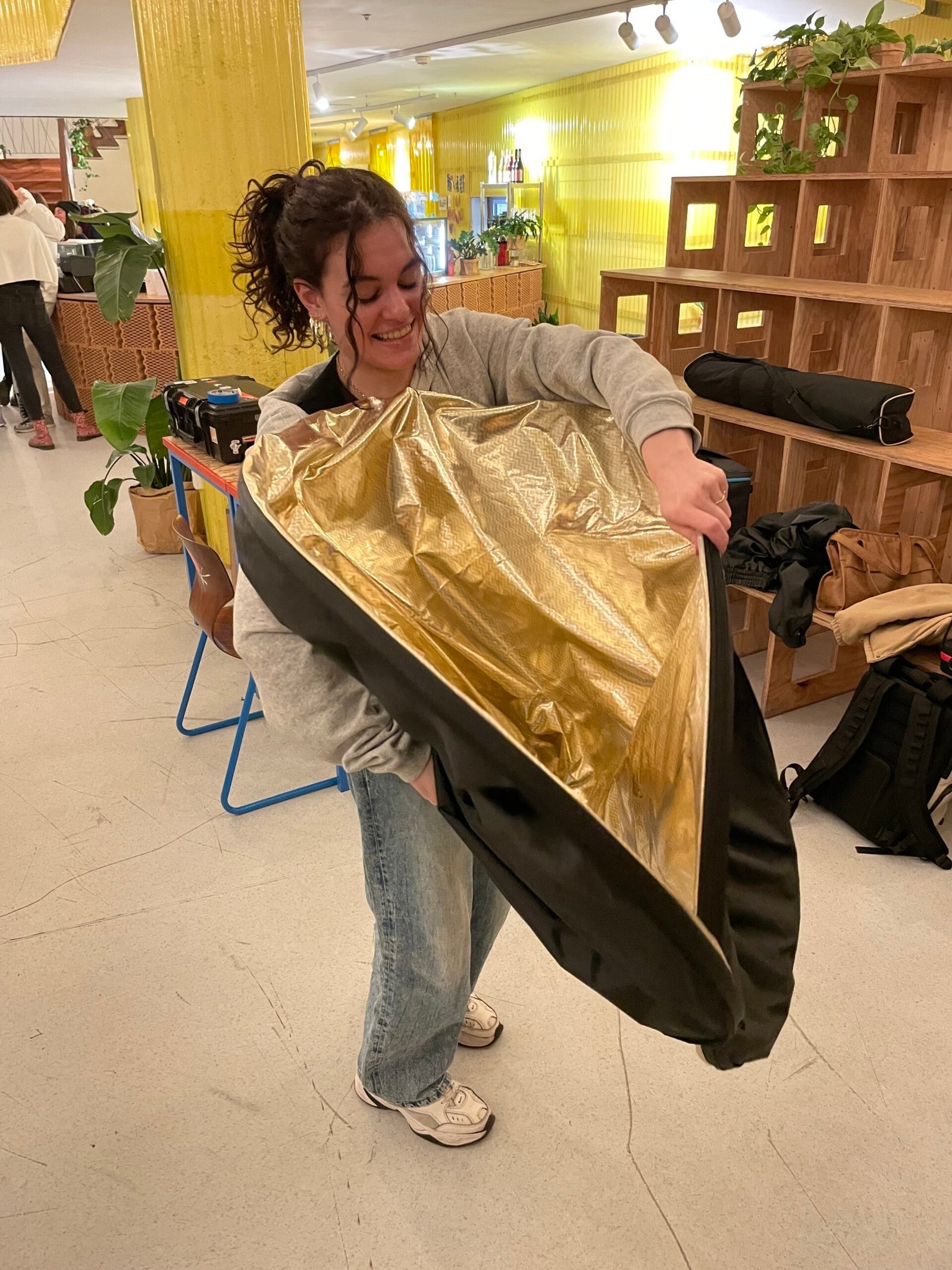 Bontás az egyik forgatás után. A képen Dulovics Zóra (fotó: Szabó Csaba Zsolt)